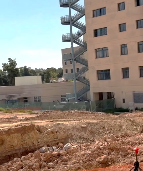 Θεμελιώθηκαν δύο νέα κτήρια στο "Αττικόν", με υπόσχεση Γεωργιάδη για τέλος των ράντζων 15