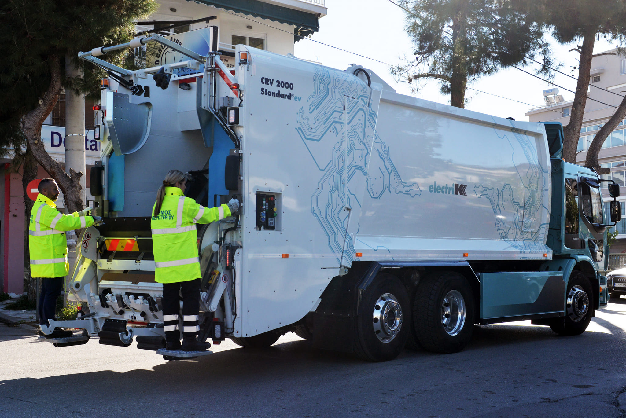 Δύο εργατικά ατυχήματα στον Δήμο Περιστερίου – Με σοβαρά κατάγματα γυναίκα συνοδός απορριμματοφόρου 3
