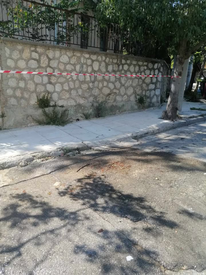 "Ο δρόμος έχει φουσκώσει από την πίεση του νερού!" 1