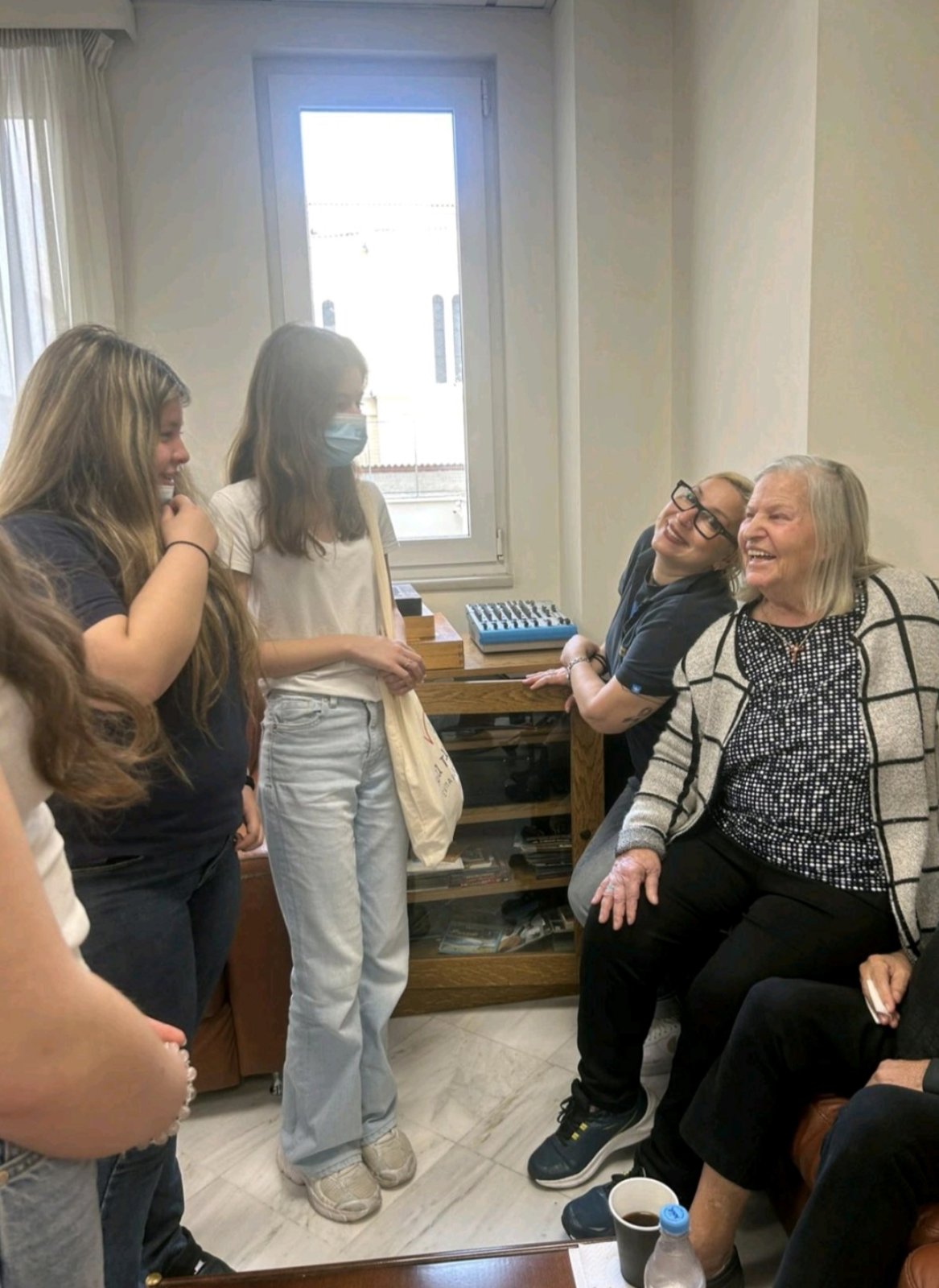 Η νέα γενιά αγκαλιάζει την τρίτη ηλικία: Συγκινητική πρωτοβουλία των μαθητών της «Νέας Παιδείας» στο Γηροκομείο Πειραιά 6 Η νέα γενιά αγκαλιάζει την τρίτη ηλικία: Συγκινητική πρωτοβουλία των μαθητών της «Νέας Παιδείας» στο Γηροκομείο Πειραιά 5