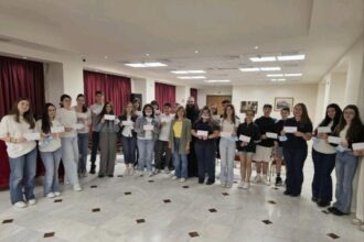 Η νέα γενιά αγκαλιάζει την τρίτη ηλικία: Συγκινητική πρωτοβουλία των μαθητών της «Νέας Παιδείας» στο Γηροκομείο Πειραιά 21
