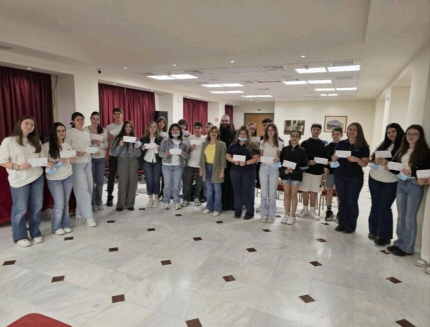 Η νέα γενιά αγκαλιάζει την τρίτη ηλικία: Συγκινητική πρωτοβουλία των μαθητών της «Νέας Παιδείας» στο Γηροκομείο Πειραιά 1