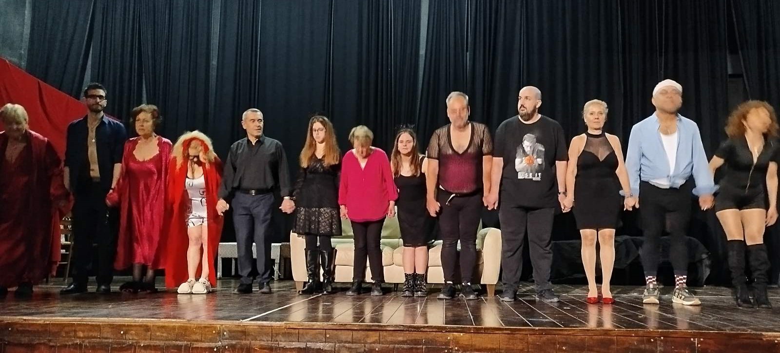 Η Θεατρική Ομάδα Δήμου Χαϊδαρίου παρουσιάζει την κωμωδία "Πόδια ερμητικά κλειστά" 3