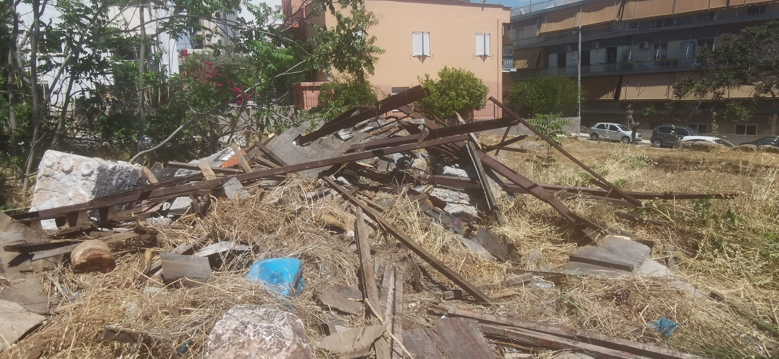 Κατεδαφίστηκε ο "χάρος" πάνω από την Ιερά Οδό 8 Κατεδαφίστηκε ο "χάρος" πάνω από την Ιερά Οδό 7
