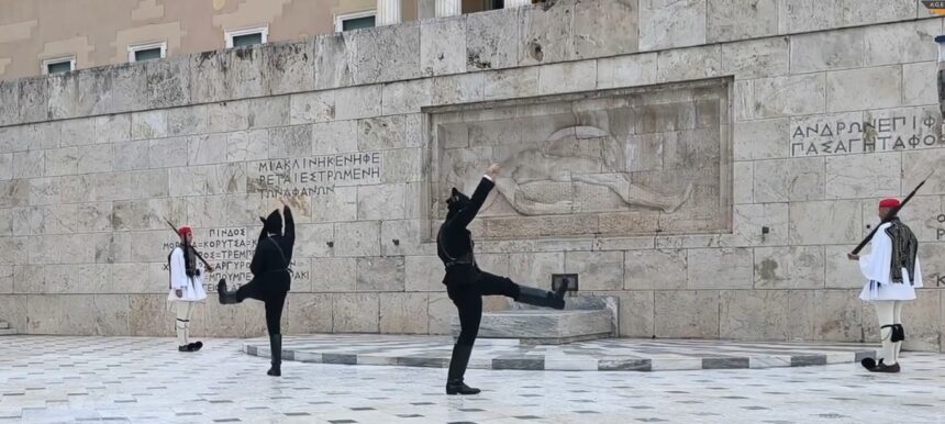 Ήχησαν πένθιμα σήμερα οι καμπάνες σε όλη τη χώρα 1
