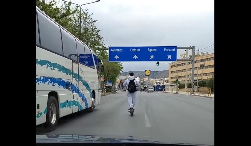 Τρελή πορεία με πατίνι, ανυπολόγιστο ρίσκο - Βίντεο από τη Λεωφόρο Αθηνών 15
