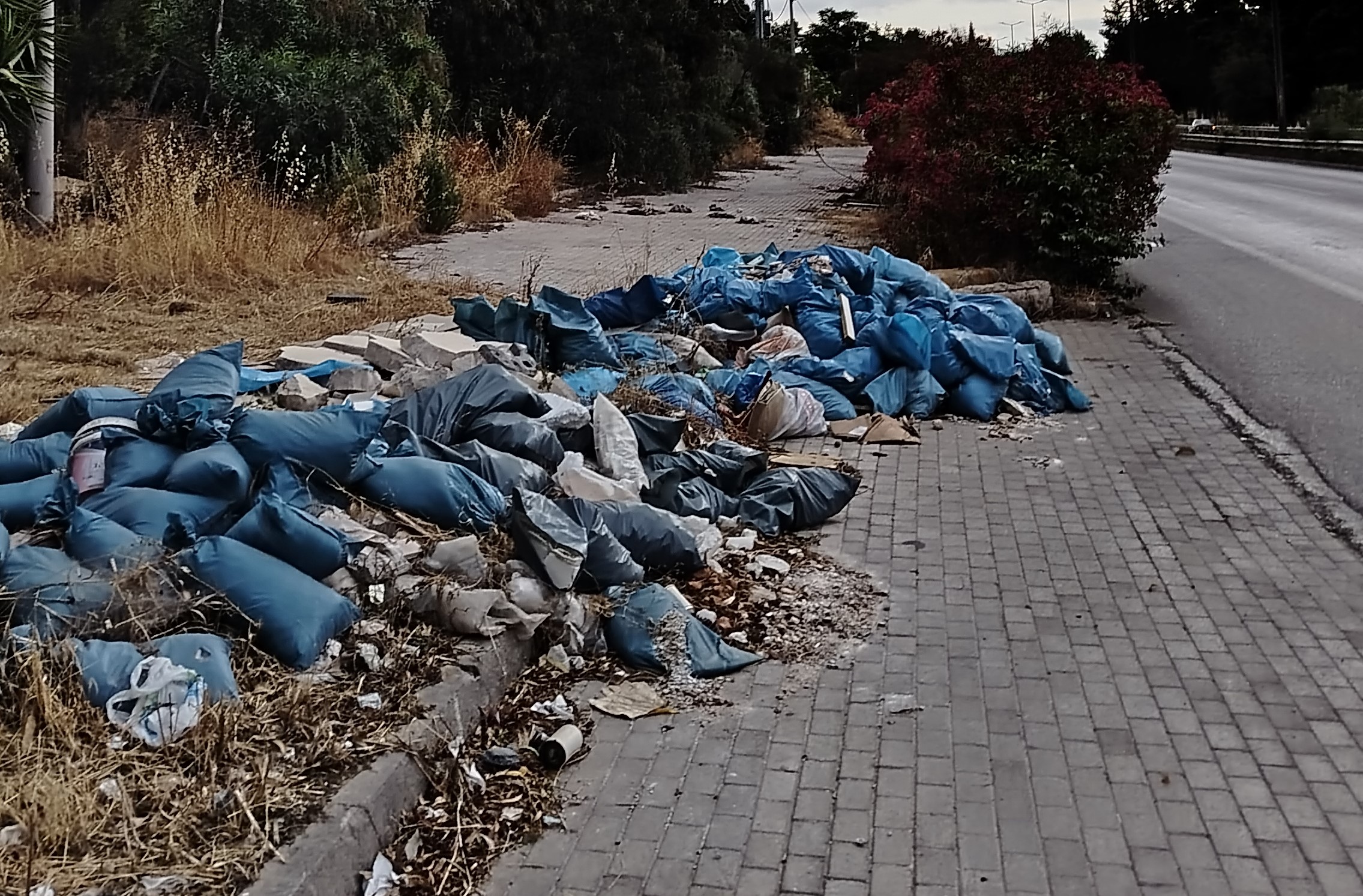 Ανεξέλεγκτη εναπόθεση μπάζων σε κοινόχρηστους χώρους 3