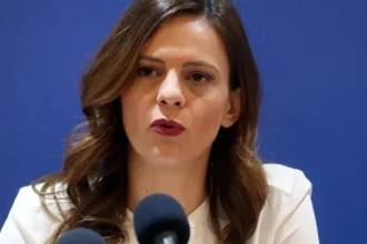 Η Έφη Αχτσιόγλου παραιτήθηκε και από βουλευτής – Τι θα γίνει η βουλευτική έδρα της Δυτικής Αθήνας 23