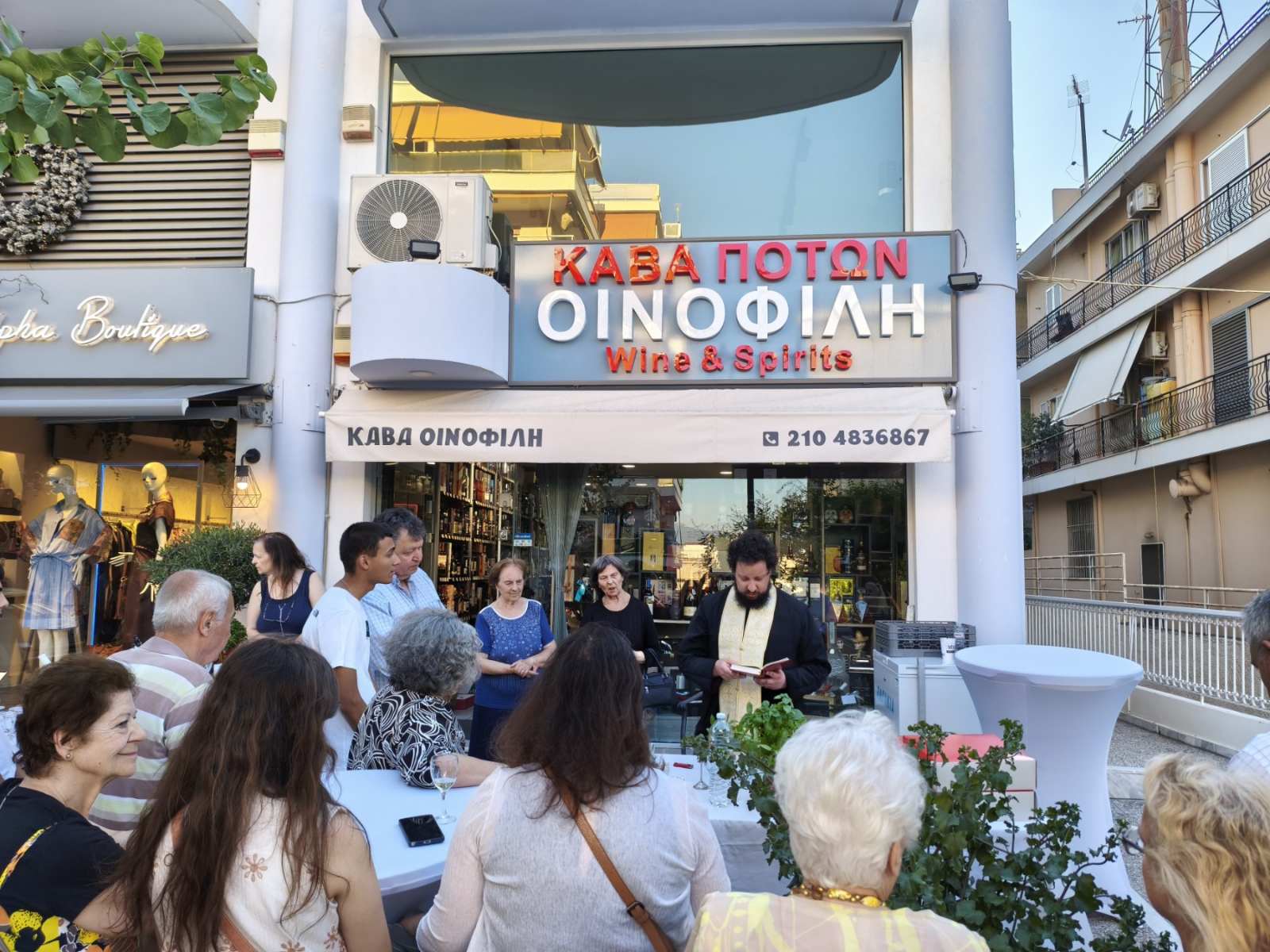 Με επιτυχία πραγματοποιήθηκαν τα εγκαίνια της Κάβας Οινοφίλη στο Χαϊδάρι 9