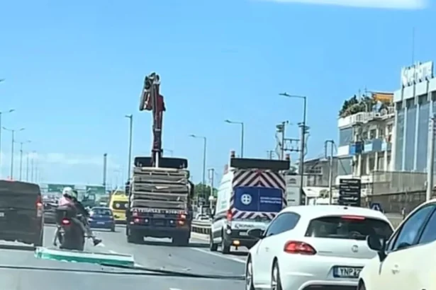Φορτηγό ξήλωσε μεγάλη πινακίδα στον Κηφισό - Από θαύμα γλίτωσαν αναβάτες μηχανής - Βίντεο ντοκουμέντο 97