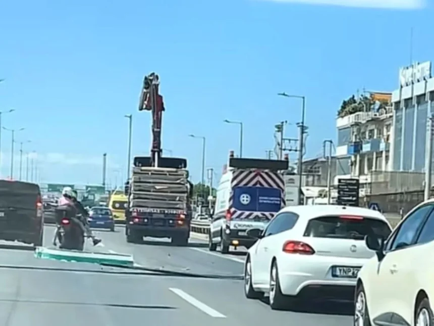 Φορτηγό ξήλωσε μεγάλη πινακίδα στον Κηφισό - Από θαύμα γλίτωσαν αναβάτες μηχανής - Βίντεο ντοκουμέντο 1
