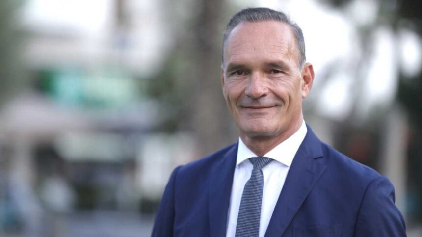 "Η Ελλάδα στο επίκεντρο" - Ο Μπάμπης Καραθάνος ξεκινά με στόχο την εκλογή του στη Δυτική Αθήνα 1