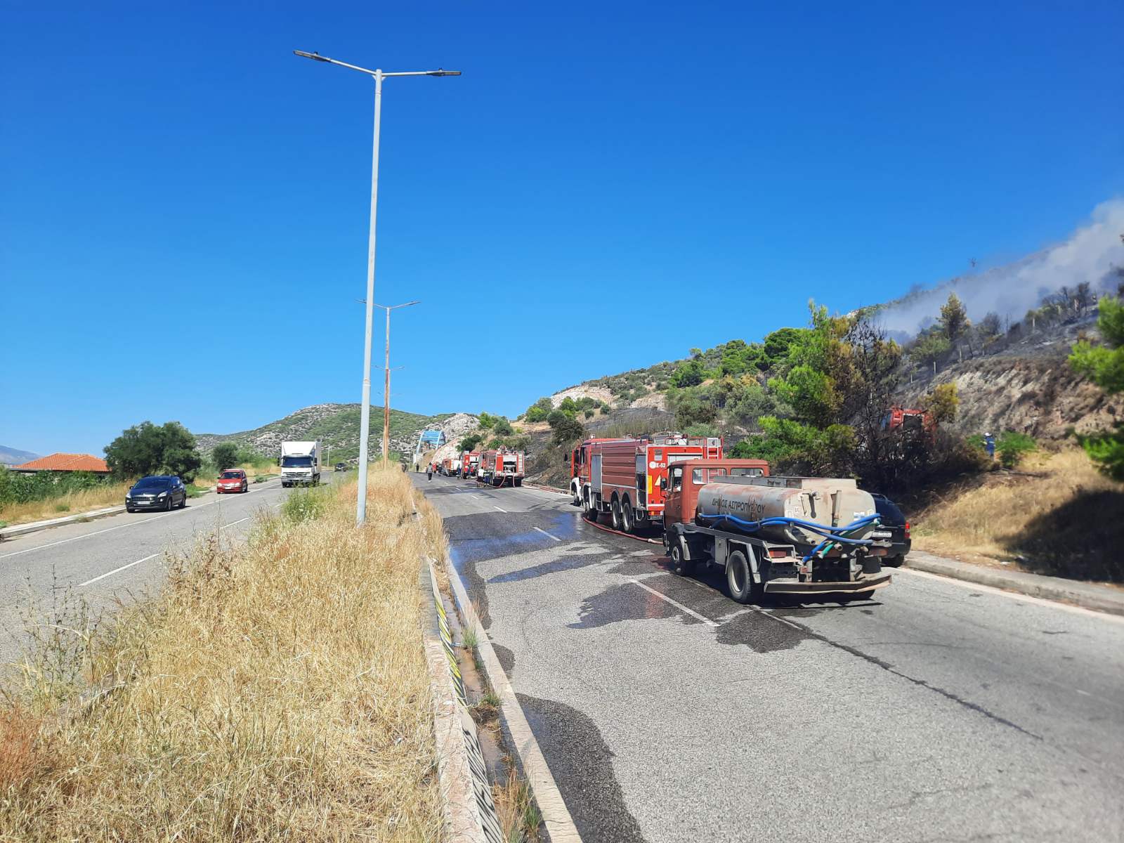 Μάχη να σταματήσει η φωτιά πριν κατεβεί στην ανατολική πλαγιά στο Χαϊδάρι 4 Μάχη να σταματήσει η φωτιά πριν κατεβεί στην ανατολική πλαγιά στο Χαϊδάρι 3