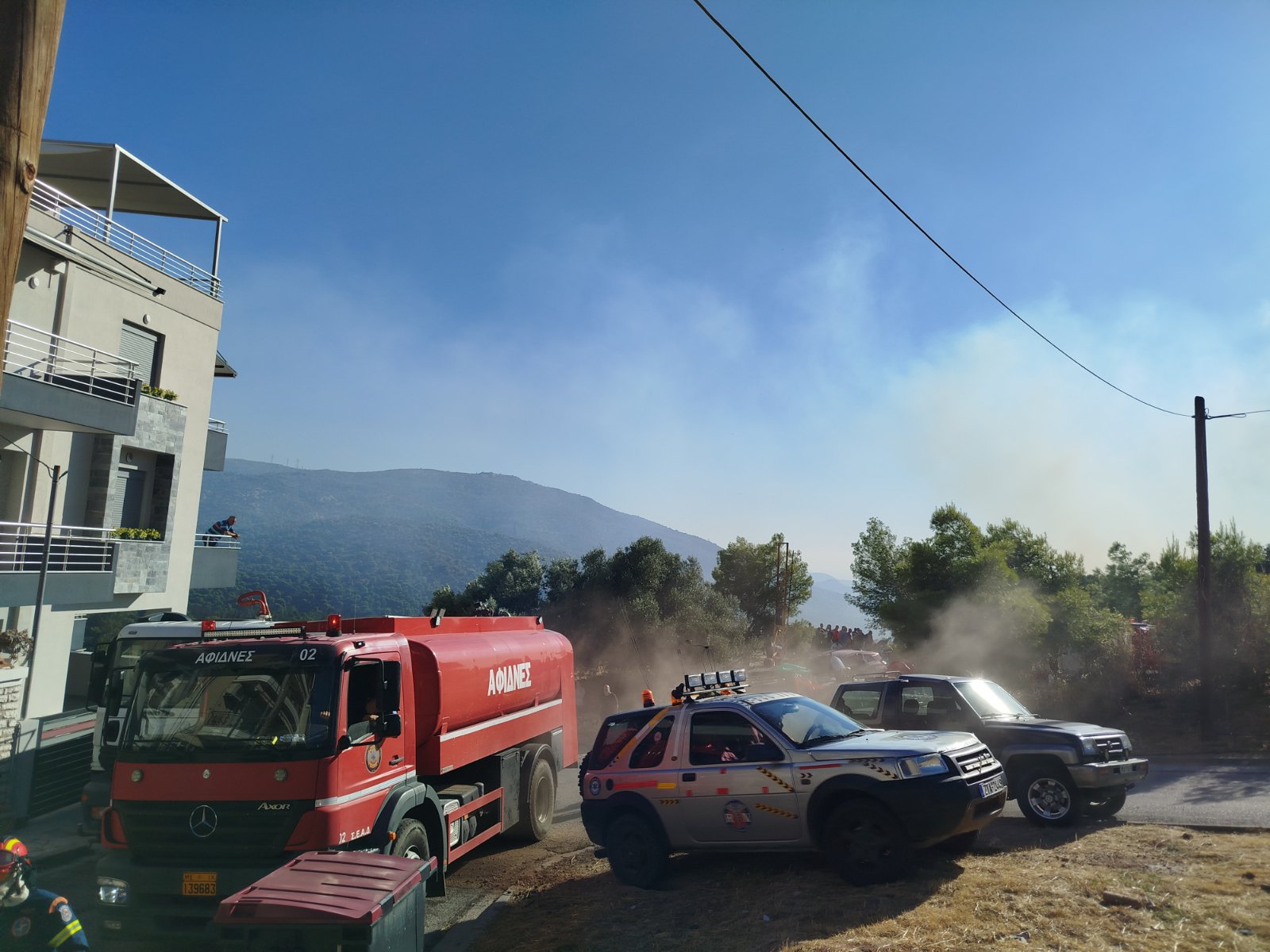 Σε ύφεση η πυρκαγιά, ο "στρατηγός άνεμος" λυπήθηκε το Χαϊδάρι 14 Σε ύφεση η πυρκαγιά, ο "στρατηγός άνεμος" λυπήθηκε το Χαϊδάρι 13