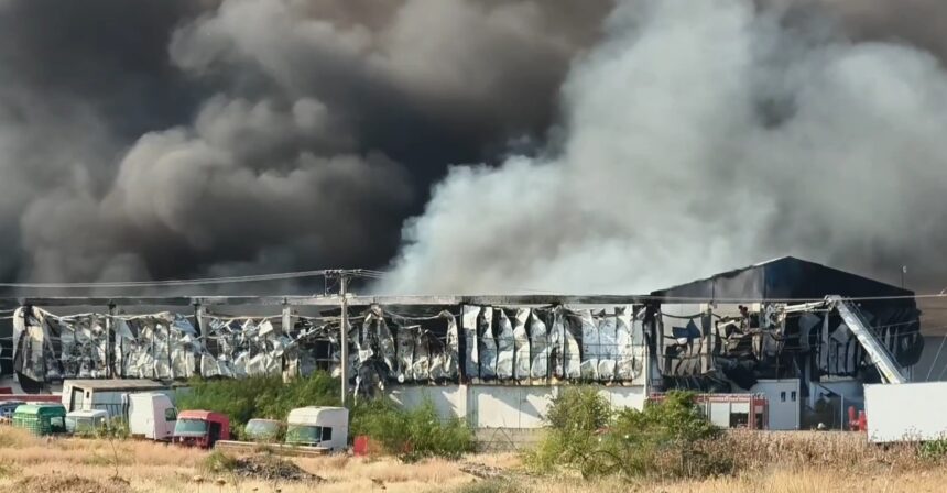 Φωτιά στον Ασπρόπυργο: 11 τραυματίες, 3 στην εντατική - Οι φλόγες σε διπλανές επιχειρήσεις 15