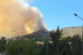 Κόλαση φωτιάς, οι φλόγες πλησιάζουν στο Δαφνί 25