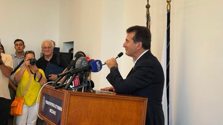 "Η Δημοκρατία μας πάντα νικά στο τέλος" - Το μήνυμα Χρυσοχοΐδη για τις επιθέσεις στη Θεσσαλονίκη και τη Marfin 15