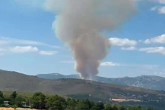 Μεγάλη πυρκαγιά στην Οινόη της Μάνδρας - Κατευθύνεται προς το Καραούλι 27