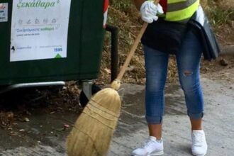 Ξέχασε το πορτοφόλι του στην παιδική χαρά, το βρήκε υπάλληλος του Δήμου 25