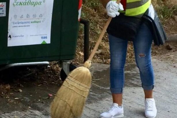 Ξέχασε το πορτοφόλι του στην παιδική χαρά, το βρήκε υπάλληλος του Δήμου 97