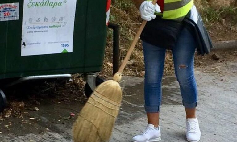 Ξέχασε το πορτοφόλι του στην παιδική χαρά, το βρήκε υπάλληλος του Δήμου 15