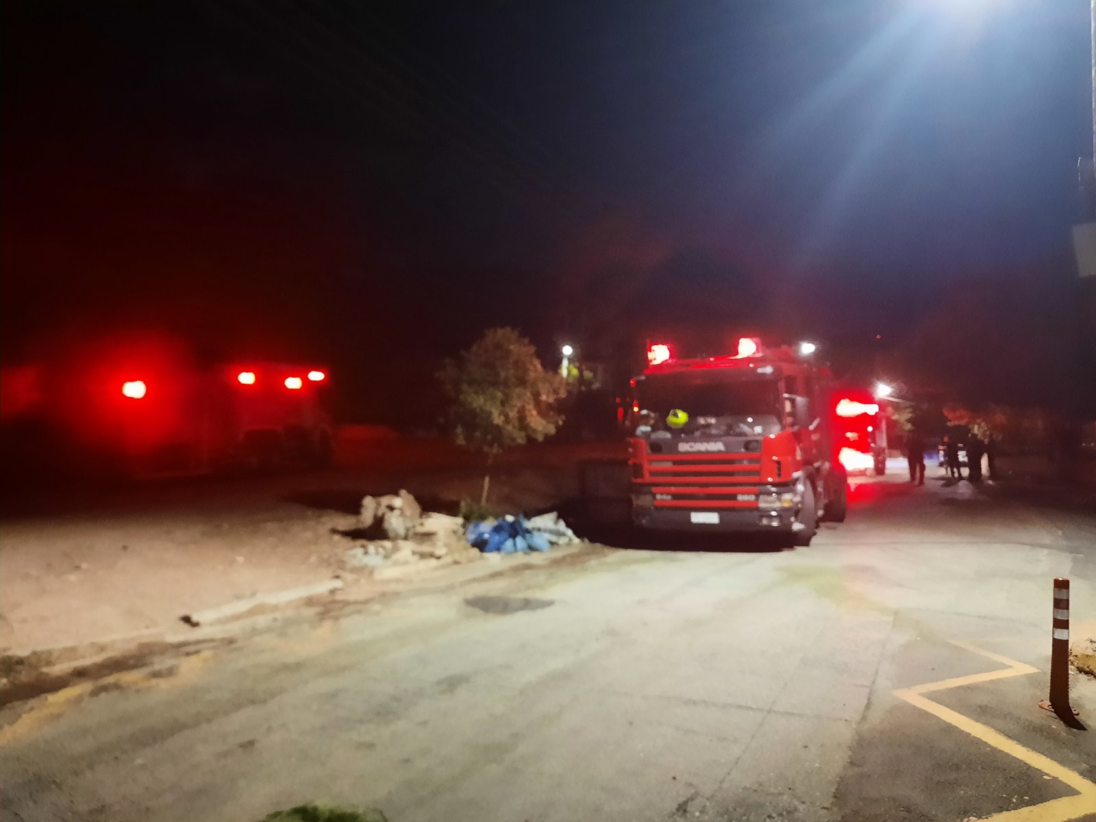 Ακόμη αντιμετωπίζει αναζωπυρώσεις η Πυροσβεστική στο Ποικίλο! - Βίντεο 4 Ακόμη αντιμετωπίζει αναζωπυρώσεις η Πυροσβεστική στο Ποικίλο! - Βίντεο 3