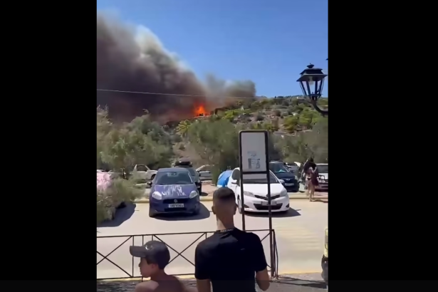Σε κλοιό φωτιάς η Σαλαμίνα: Εκκενώσεις από τη θάλασσα ζητάει η ΕΛΑΣ 97
