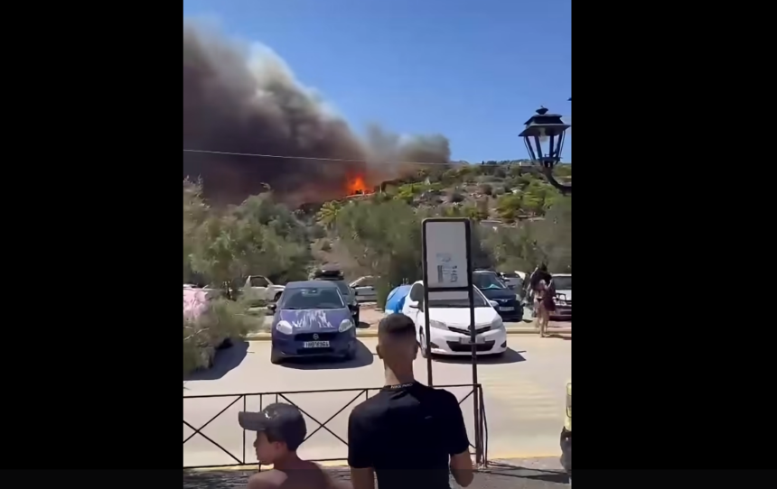 Σε κλοιό φωτιάς η Σαλαμίνα: Εκκενώσεις από τη θάλασσα ζητάει η ΕΛΑΣ 15