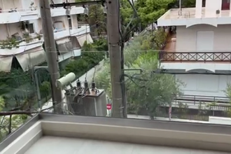 "Έσκασε" ο μετασχηματιστής μπροστά στο πρόσωπό του - Δείτε το βίντεο 25