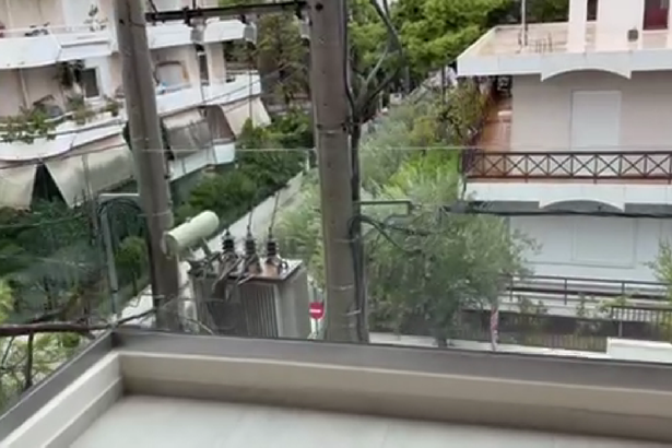 "Έσκασε" ο μετασχηματιστής μπροστά στο πρόσωπό του - Δείτε το βίντεο 77
