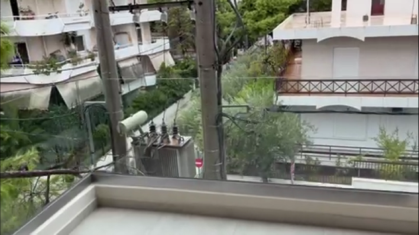"Έσκασε" ο μετασχηματιστής μπροστά στο πρόσωπό του - Δείτε το βίντεο 11