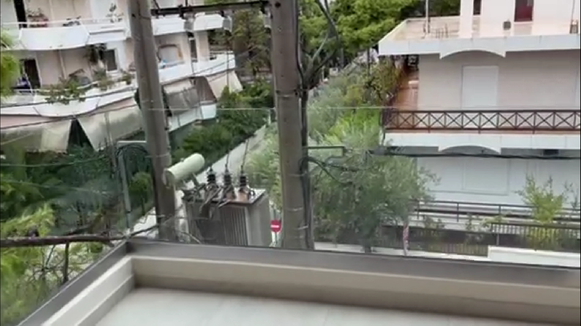 "Έσκασε" ο μετασχηματιστής μπροστά στο πρόσωπό του - Δείτε το βίντεο 3