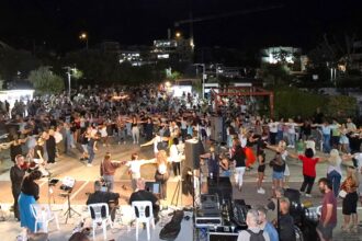 Όλη η Πλατεία χόρευε στο ικαριώτικο πανηγύρι με τον Νίκο Φάκαρο  31