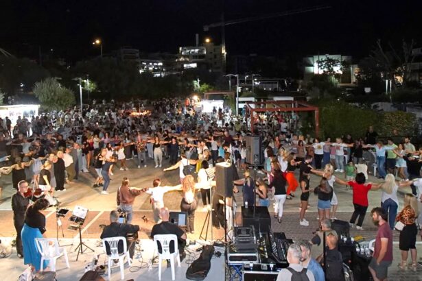 Όλη η Πλατεία χόρευε στο ικαριώτικο πανηγύρι με τον Νίκο Φάκαρο  99