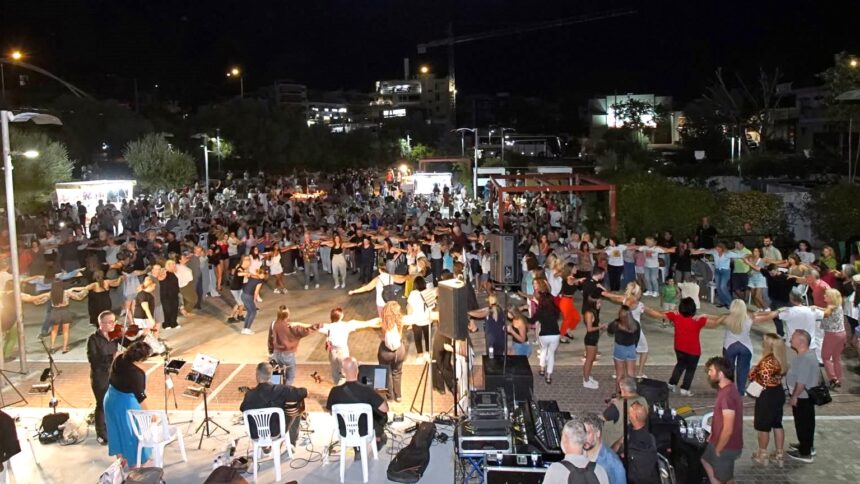Όλη η Πλατεία χόρευε στο ικαριώτικο πανηγύρι με τον Νίκο Φάκαρο  1