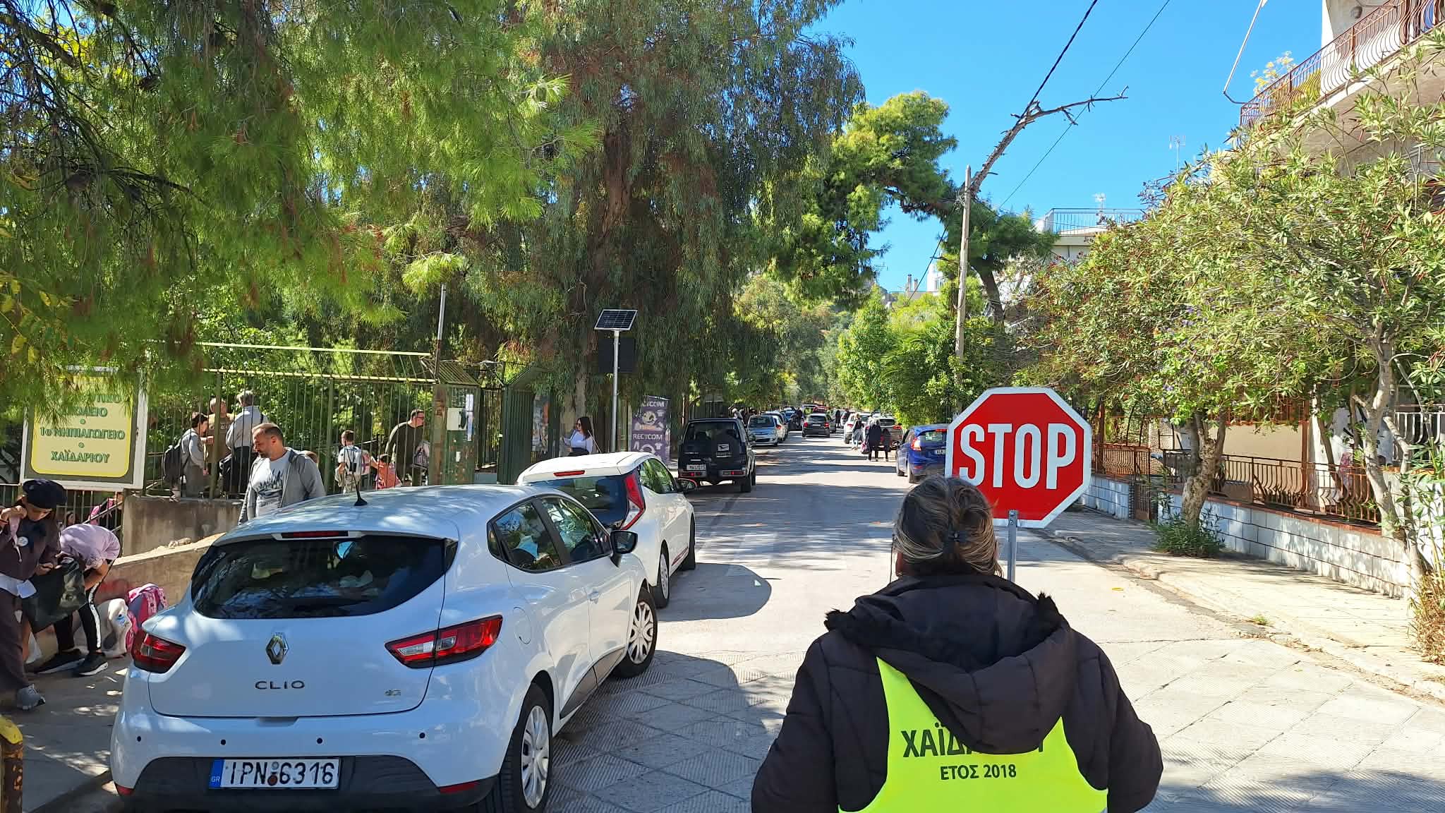 Συνεχίζεται η κινητοποίηση για τη χειροβομβίδα στο πάρκο - Συζητήθηκε η εκκένωση σχολείου 6 Συνεχίζεται η κινητοποίηση για τη χειροβομβίδα στο πάρκο - Συζητήθηκε η εκκένωση σχολείου 5