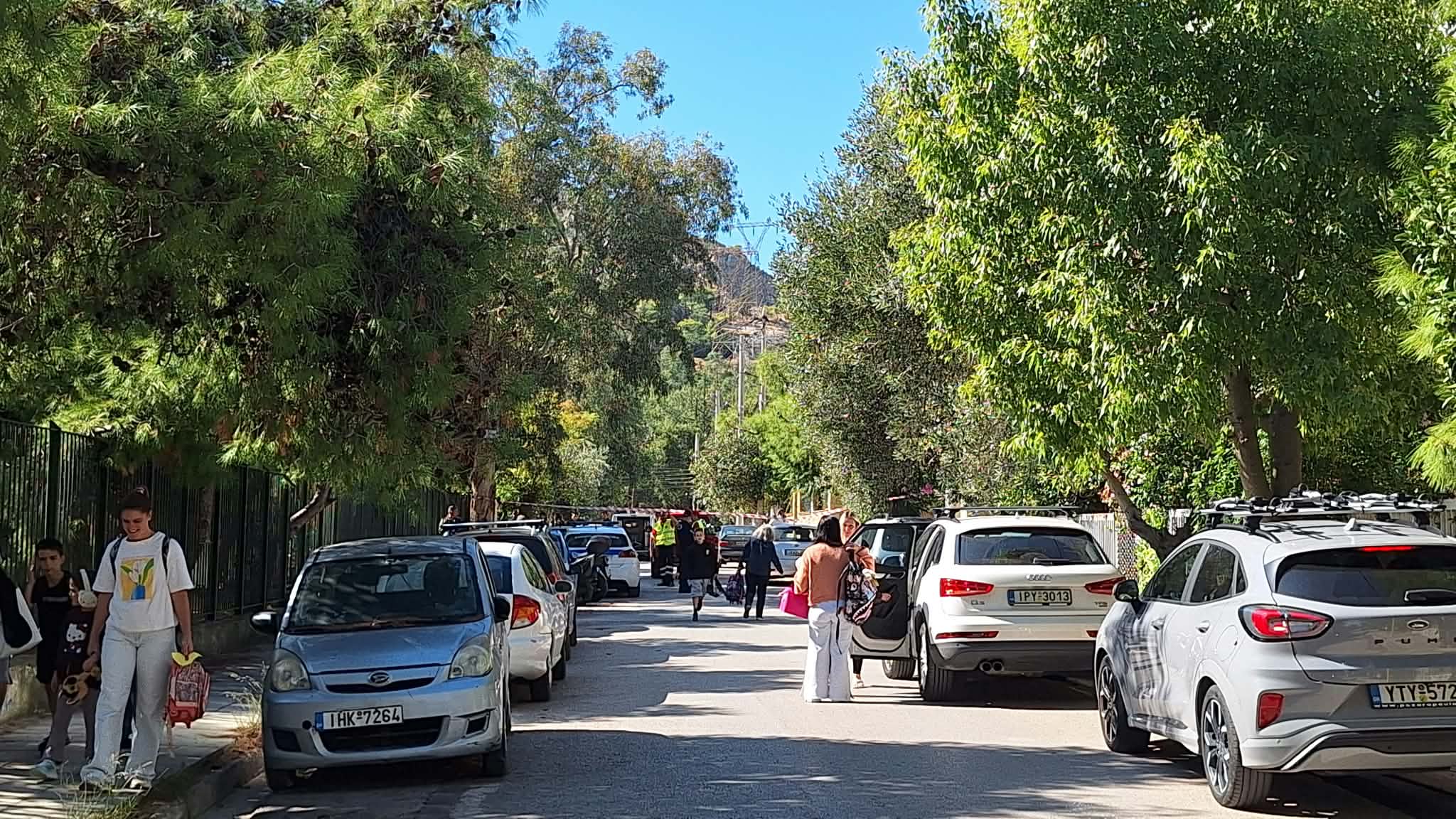Συνεχίζεται η κινητοποίηση για τη χειροβομβίδα στο πάρκο - Συζητήθηκε η εκκένωση σχολείου 8 Συνεχίζεται η κινητοποίηση για τη χειροβομβίδα στο πάρκο - Συζητήθηκε η εκκένωση σχολείου 7