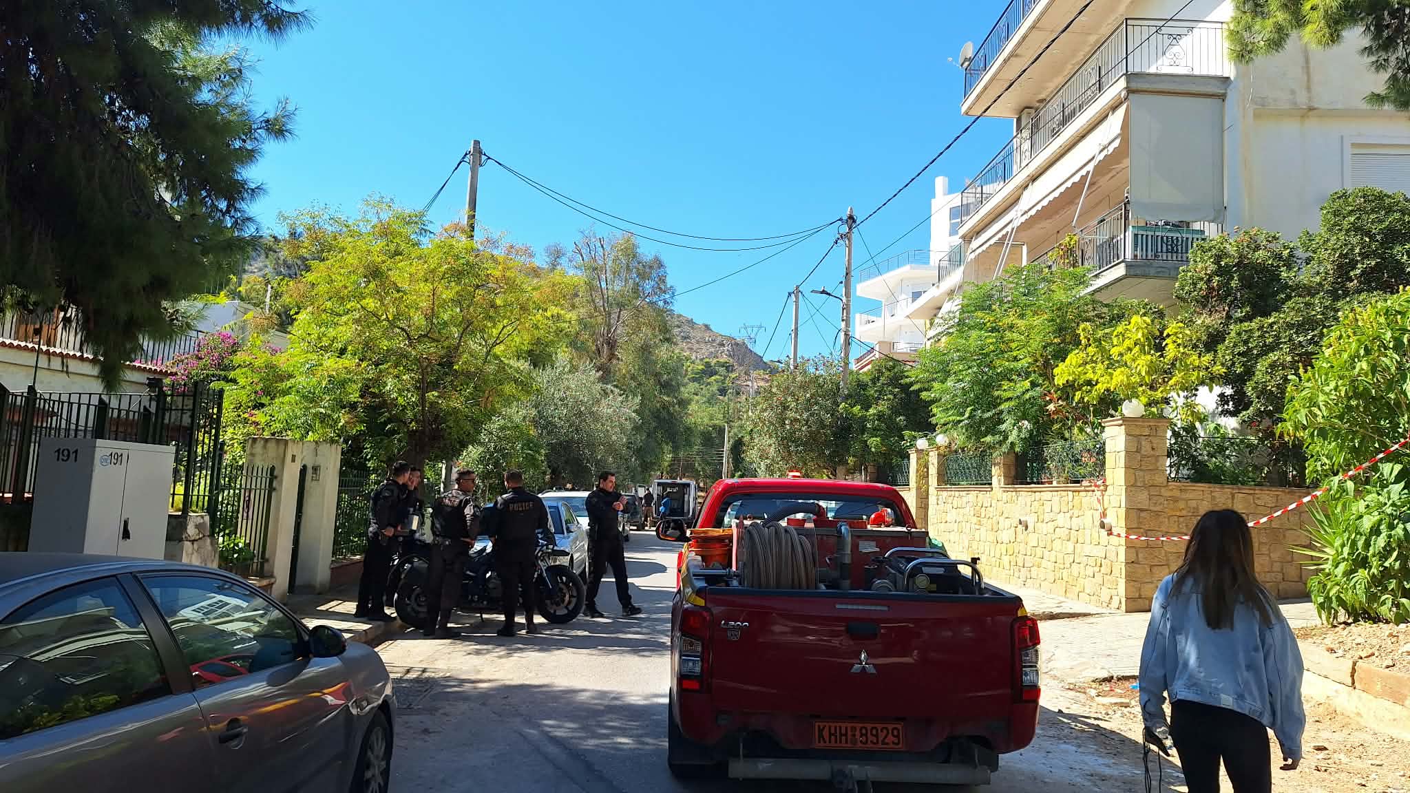 Συνεχίζεται η κινητοποίηση για τη χειροβομβίδα στο πάρκο - Συζητήθηκε η εκκένωση σχολείου 4 Συνεχίζεται η κινητοποίηση για τη χειροβομβίδα στο πάρκο - Συζητήθηκε η εκκένωση σχολείου 3