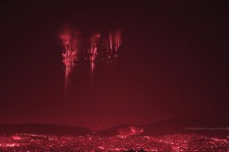 Απίστευτες φωτογραφίες: "Κόκκινα ξωτικά" πάνω από το Ποικίλο 25