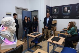 Η υπουργός Παιδείας στο υπερσύγχρονο Εργαστήριο Τεχνολογίας και Ρομποτικής των Εκπαιδευτηρίων Νέα Παιδεία 33