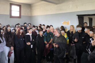 Ξενάγηση μαθητών στο Μπλοκ 15 από τον δήμαρχο Μιχάλη Σελέκο  26
