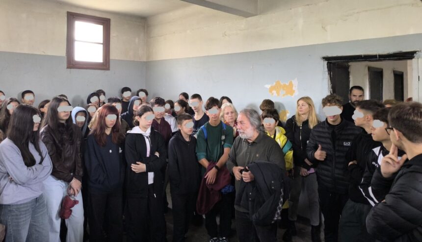 Ξενάγηση μαθητών στο Μπλοκ 15 από τον δήμαρχο Μιχάλη Σελέκο  1