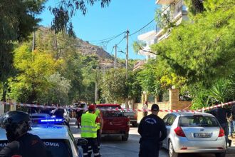 Συνεχίζεται η κινητοποίηση για τη χειροβομβίδα στο πάρκο - Συζητήθηκε η εκκένωση σχολείου 25